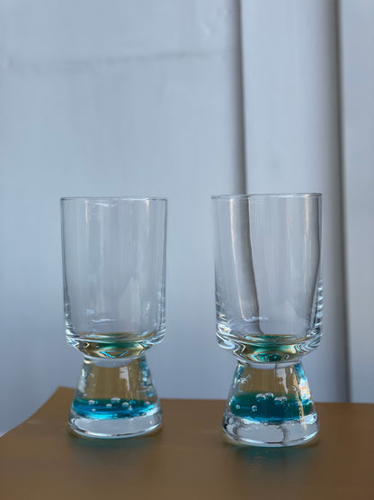 Vandglas med lyseblå bund og bobler