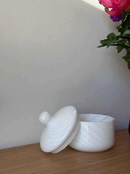 Murano bonbonniere i hvid swirl