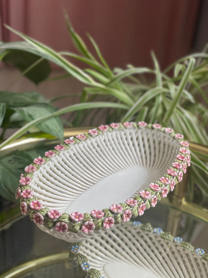 Italiensk fletkurv med blomster