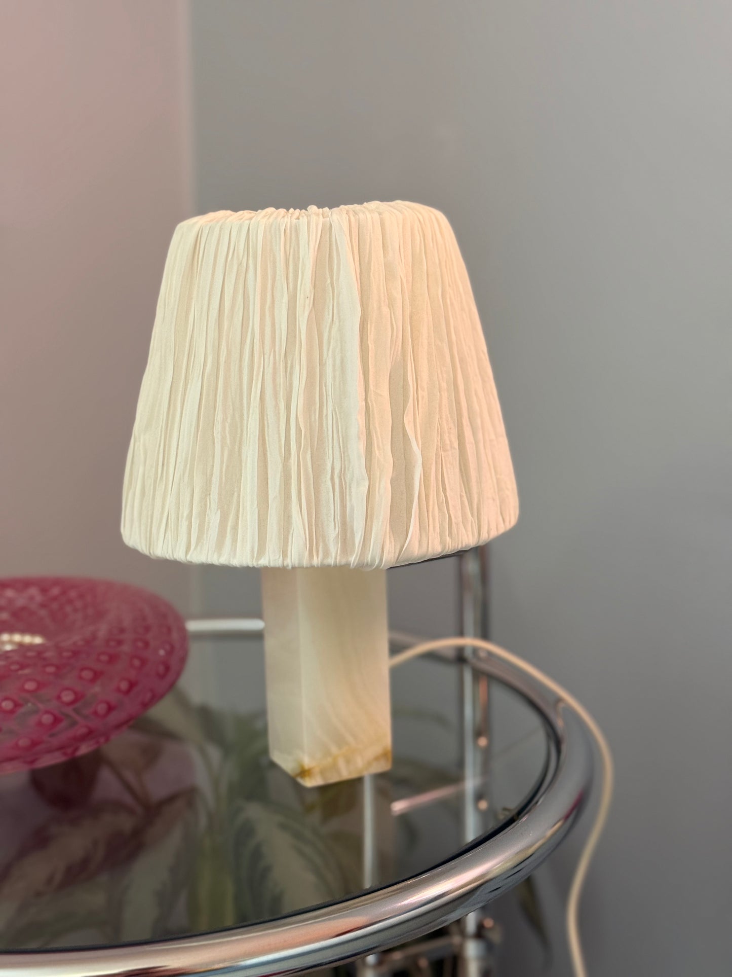 Marmor lampe med hvid skærm i stof