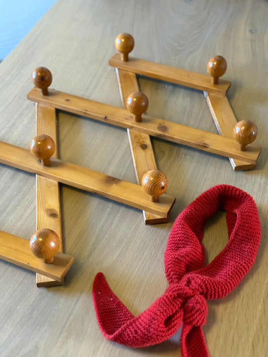 Scissor hanger row in pine wood