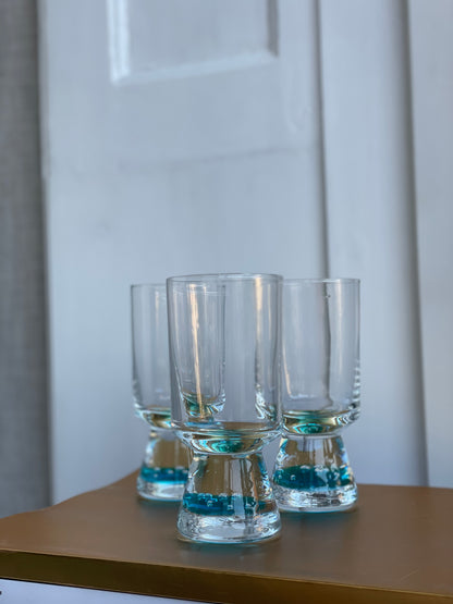 Vandglas med lyseblå bund og bobler