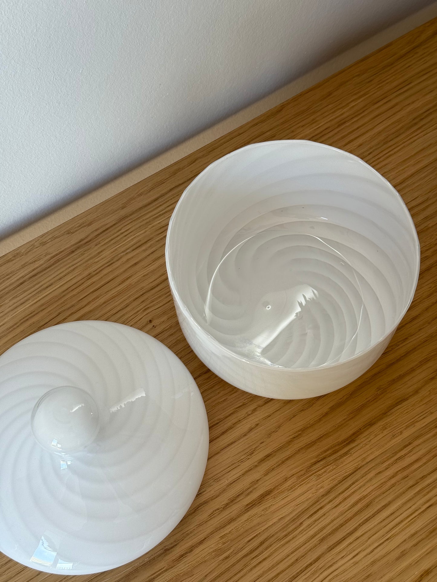 Murano bonbonniere i hvid swirl
