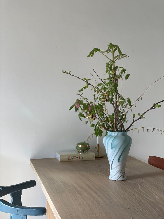 Italiensk grøn og hvid vase med swirl effekt