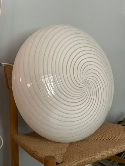 Hvid vintage Murano 48cm klokkeformet pendel