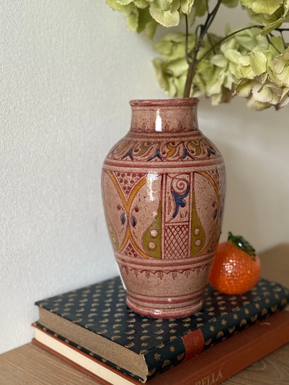 Keramik vase med i rosa nuancer