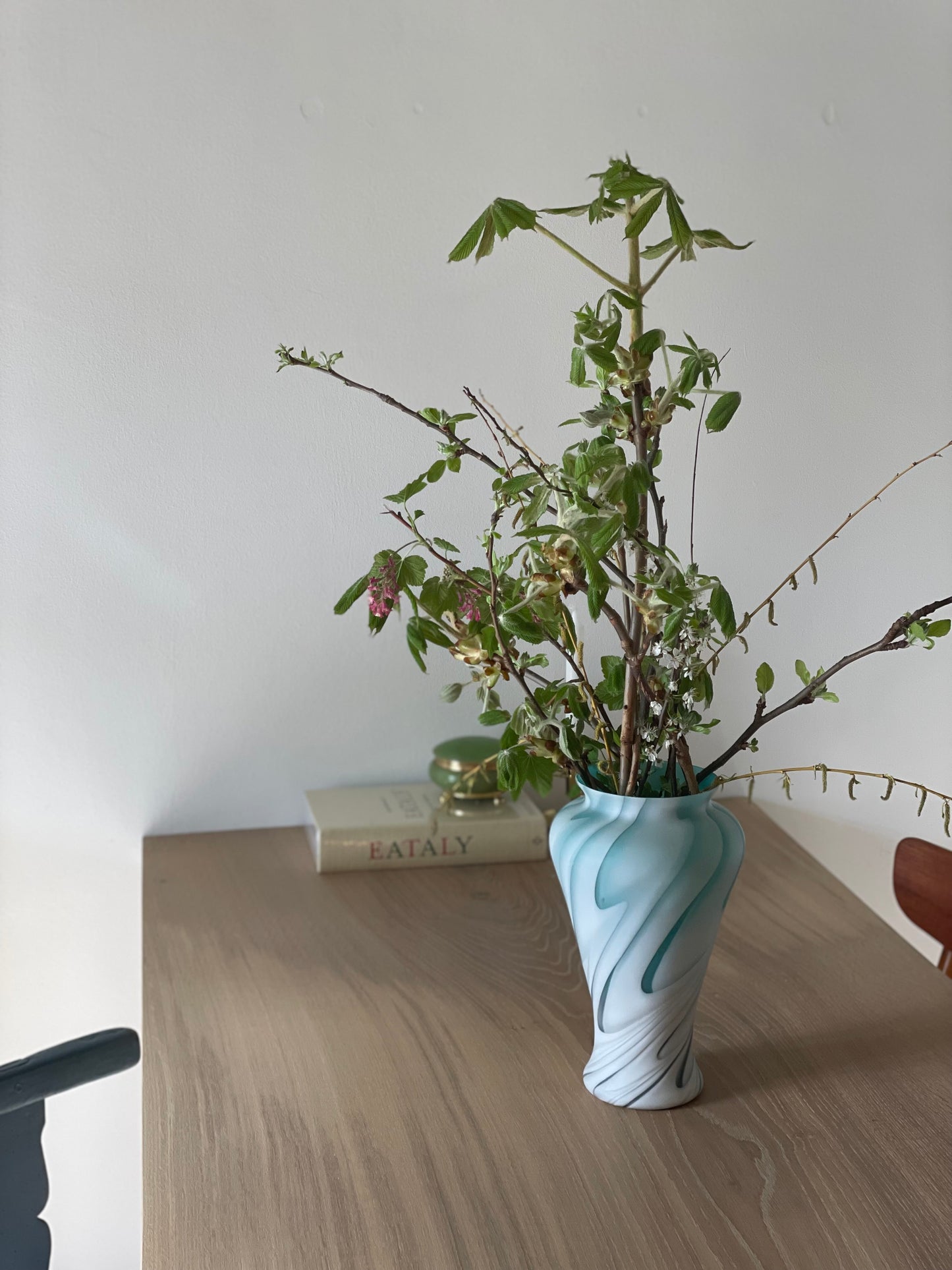 Italiensk grøn og hvid vase med swirl effekt