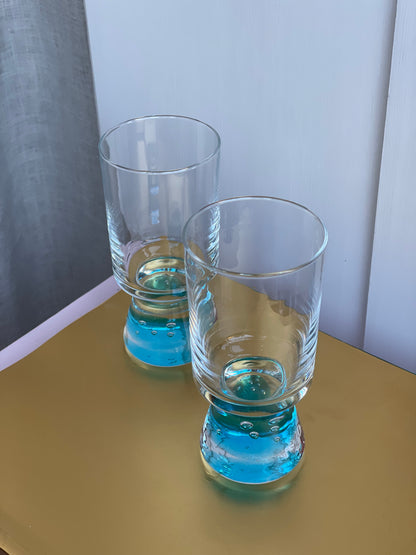 Vandglas med lyseblå bund og bobler