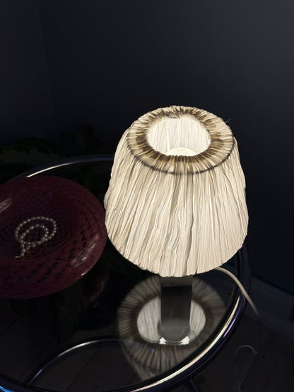 Marmor lampe med hvid skærm i stof